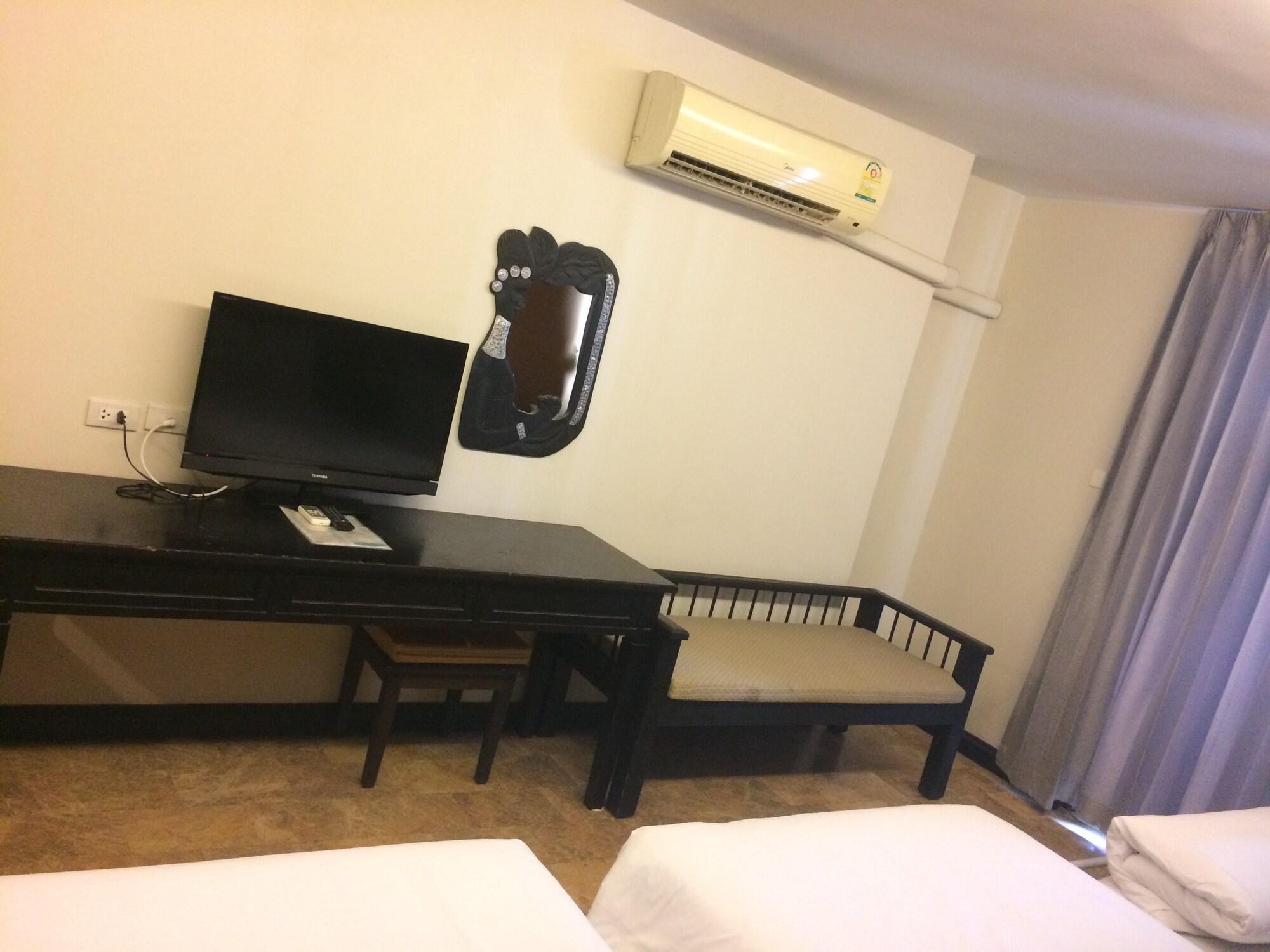 All Together Suite Hotel Bangkok Extérieur photo