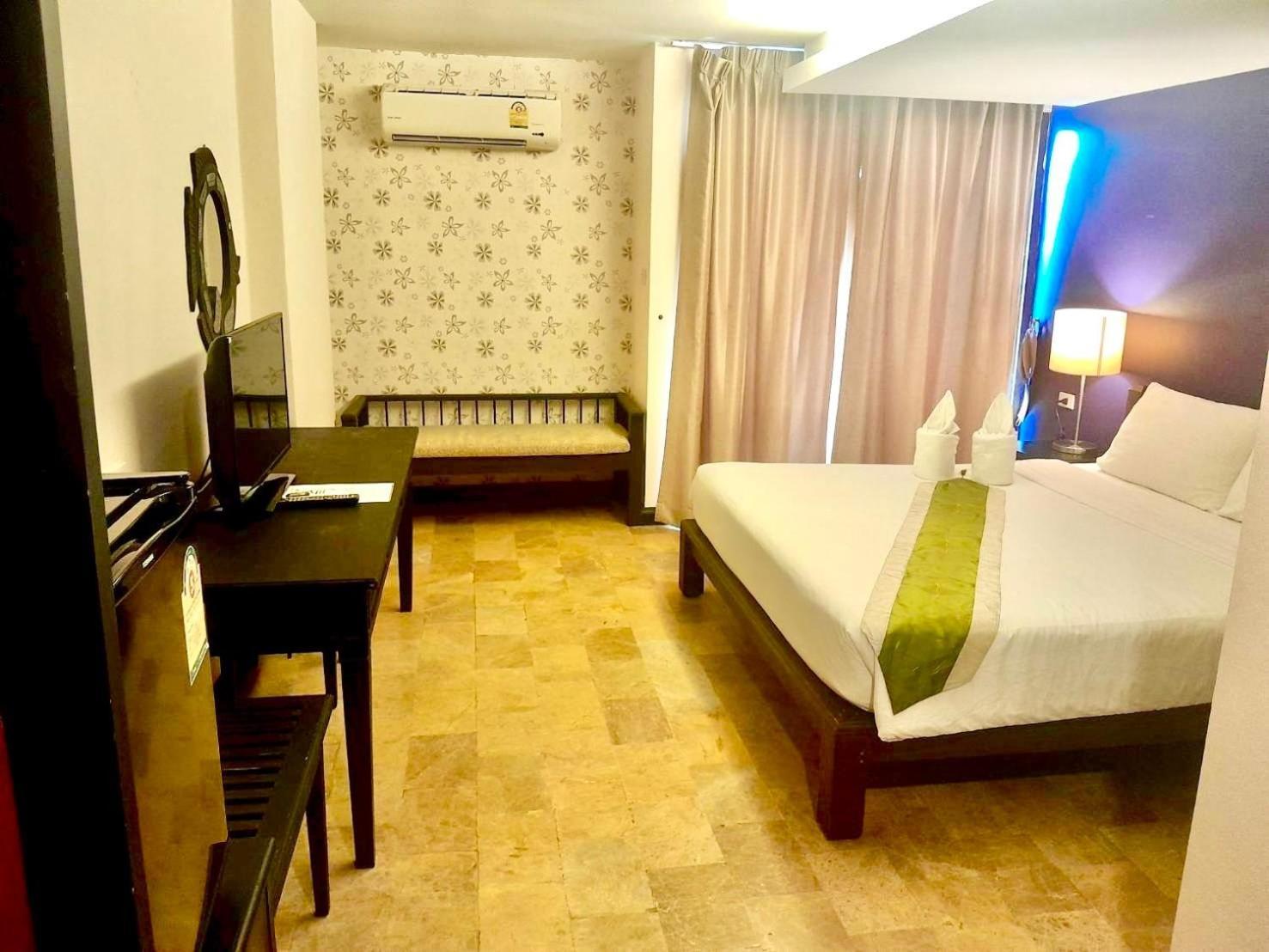 All Together Suite Hotel Bangkok Extérieur photo