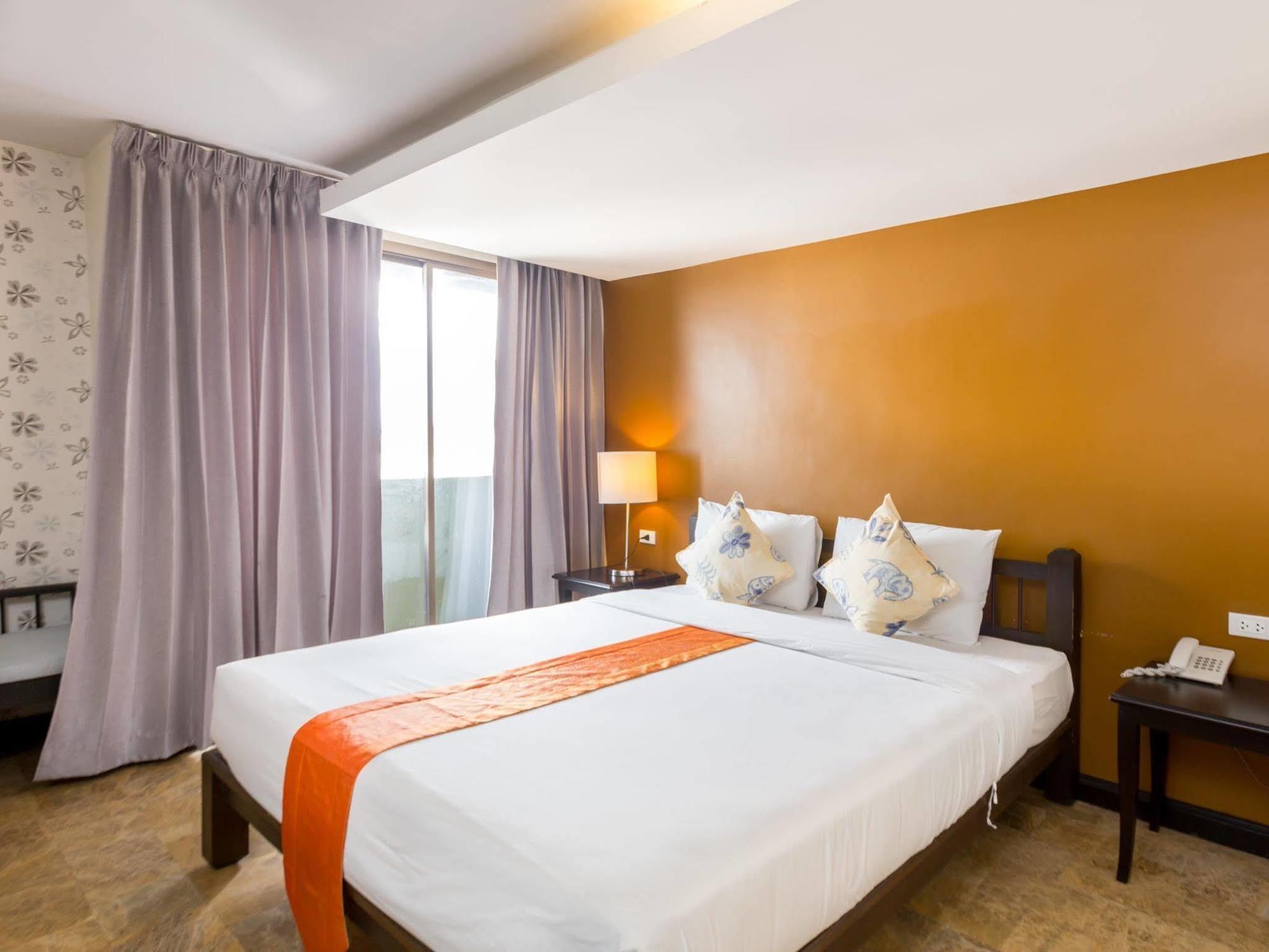 All Together Suite Hotel Bangkok Extérieur photo