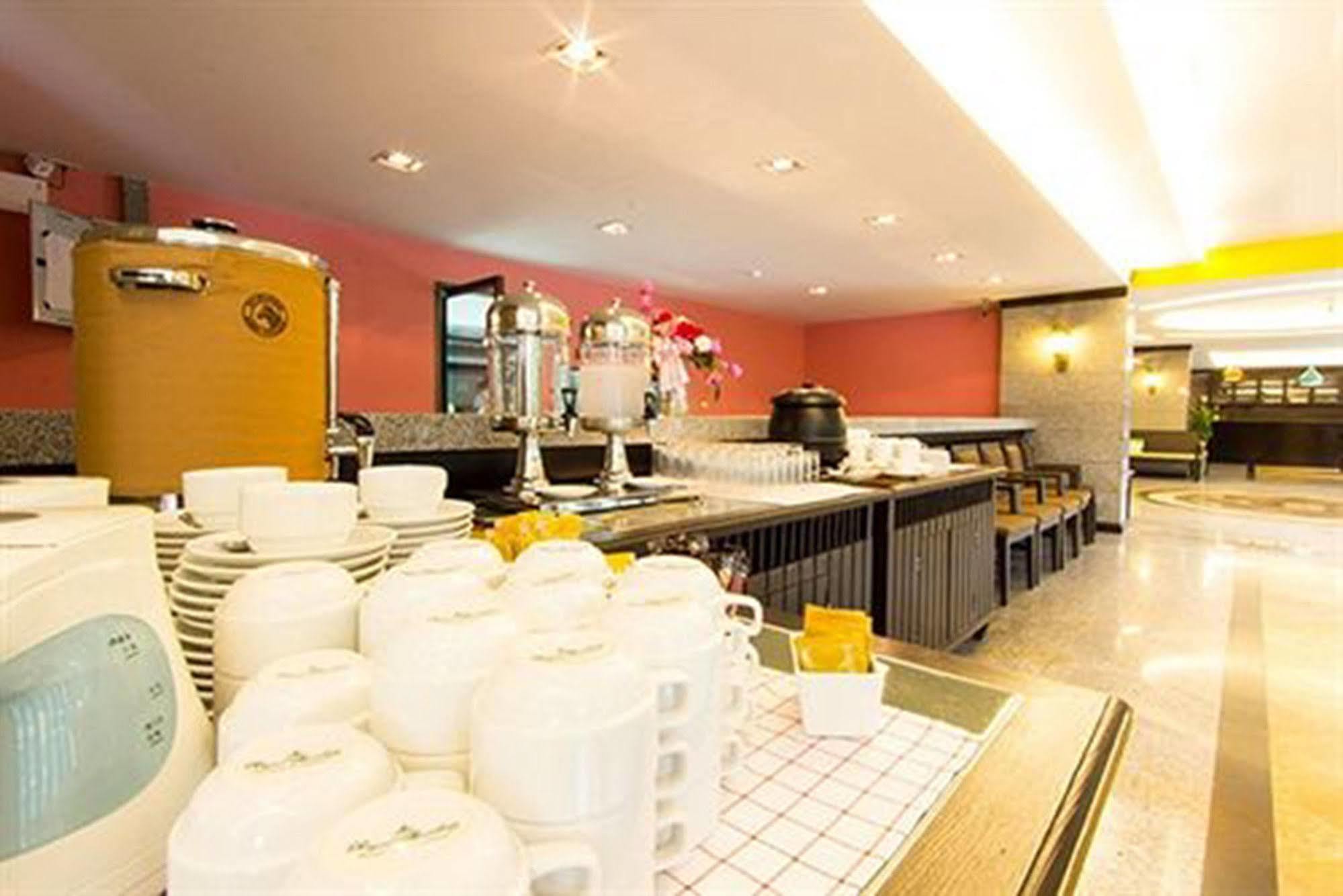 All Together Suite Hotel Bangkok Extérieur photo